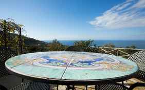 Der künstlerische Sitztisch auf der Terrasse von Casa Wilm. 